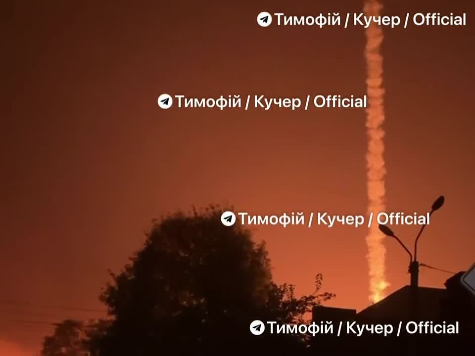 Горят Киев и Днепропетровск после ударов ВС РФ В сети появляются новые кадры последствий массированной ракетной атаки. После серии взрывов крупные пожары фиксируют в Киеве и Днепропетровске